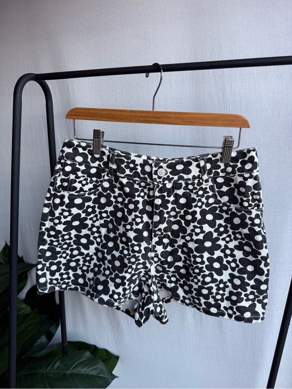 Full Tilt Black and White Flower Funky Groovy Patterned Jean Shorts / Size 29